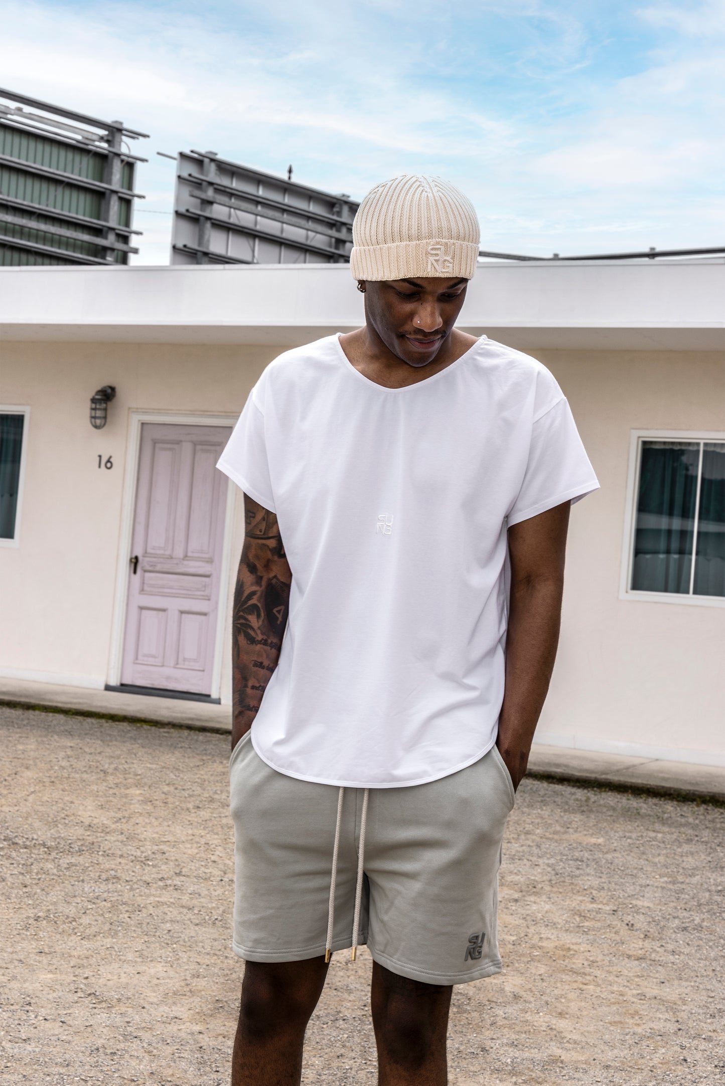 OVERSIZED ACTIVE V-NECK TEE