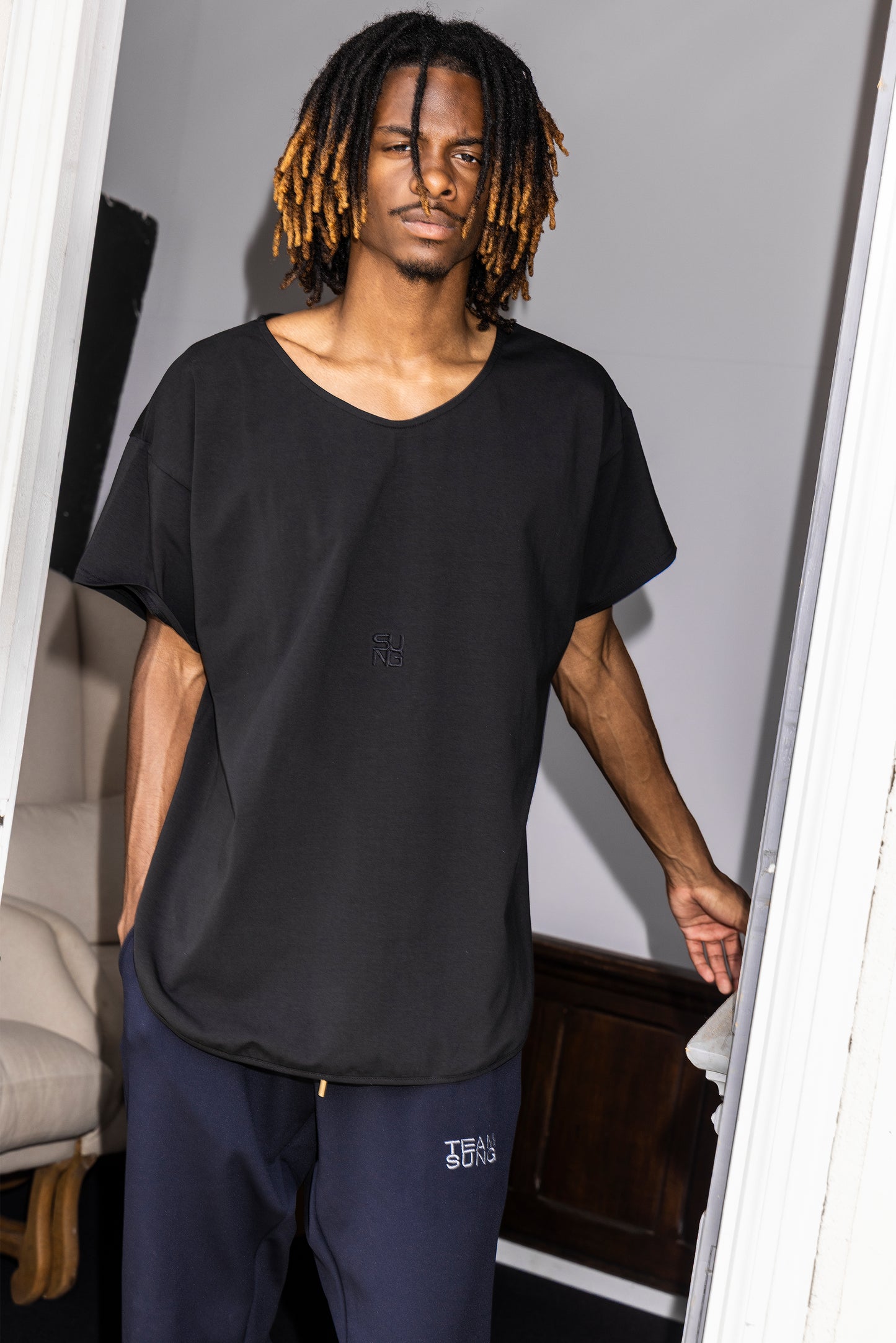 OVERSIZED ACTIVE V-NECK TEE