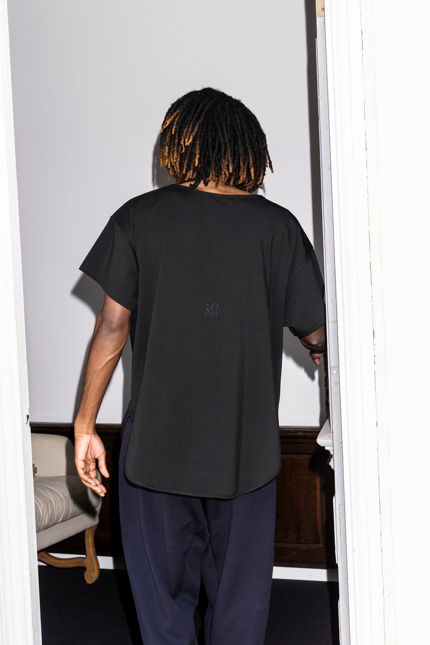 OVERSIZED ACTIVE V-NECK TEE