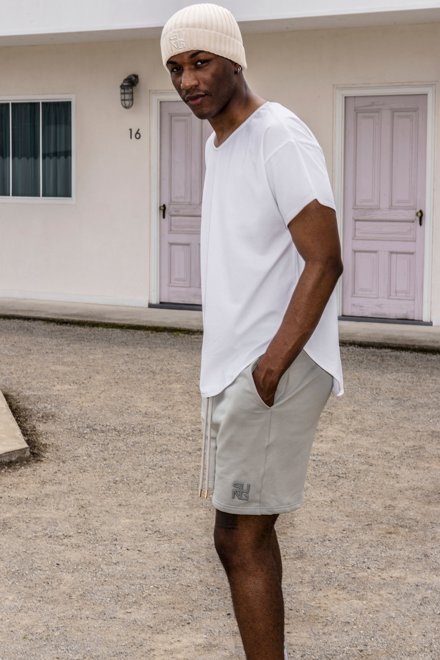 OVERSIZED ACTIVE V-NECK TEE