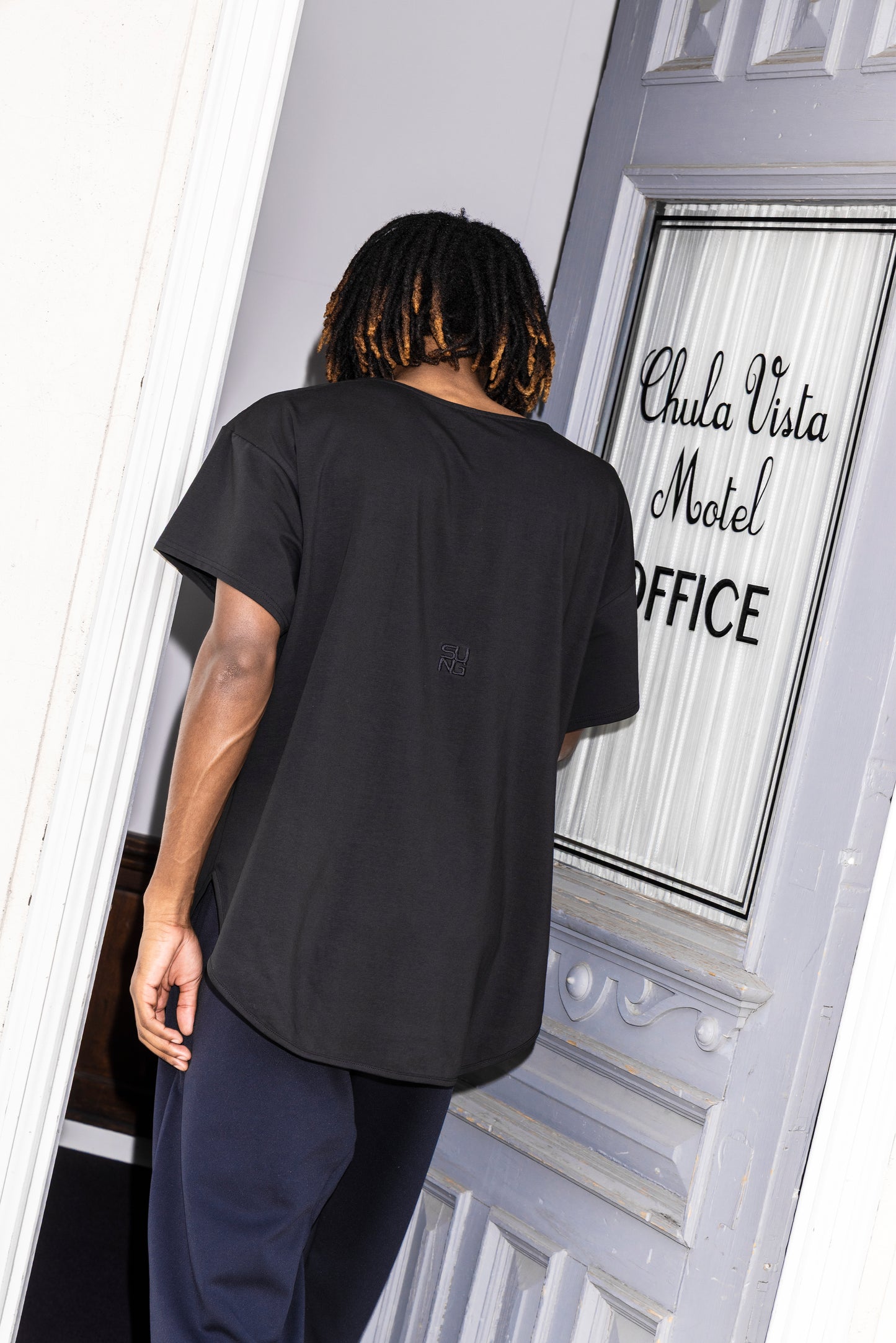 OVERSIZED ACTIVE V-NECK TEE