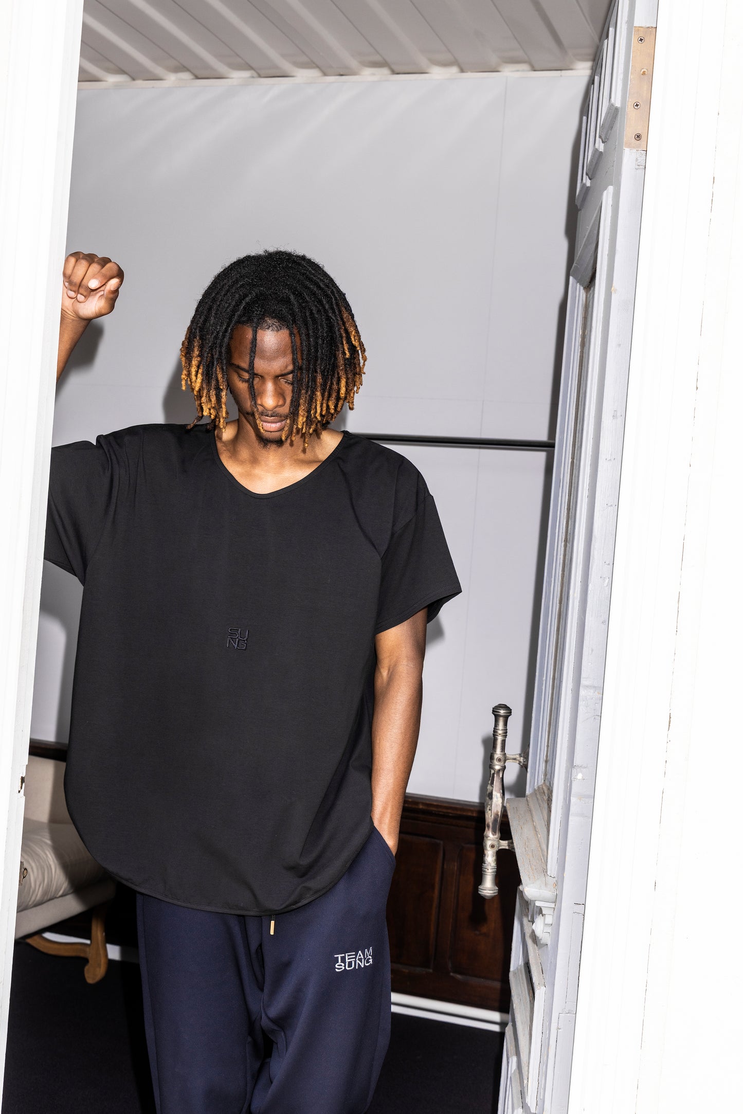 OVERSIZED ACTIVE V-NECK TEE