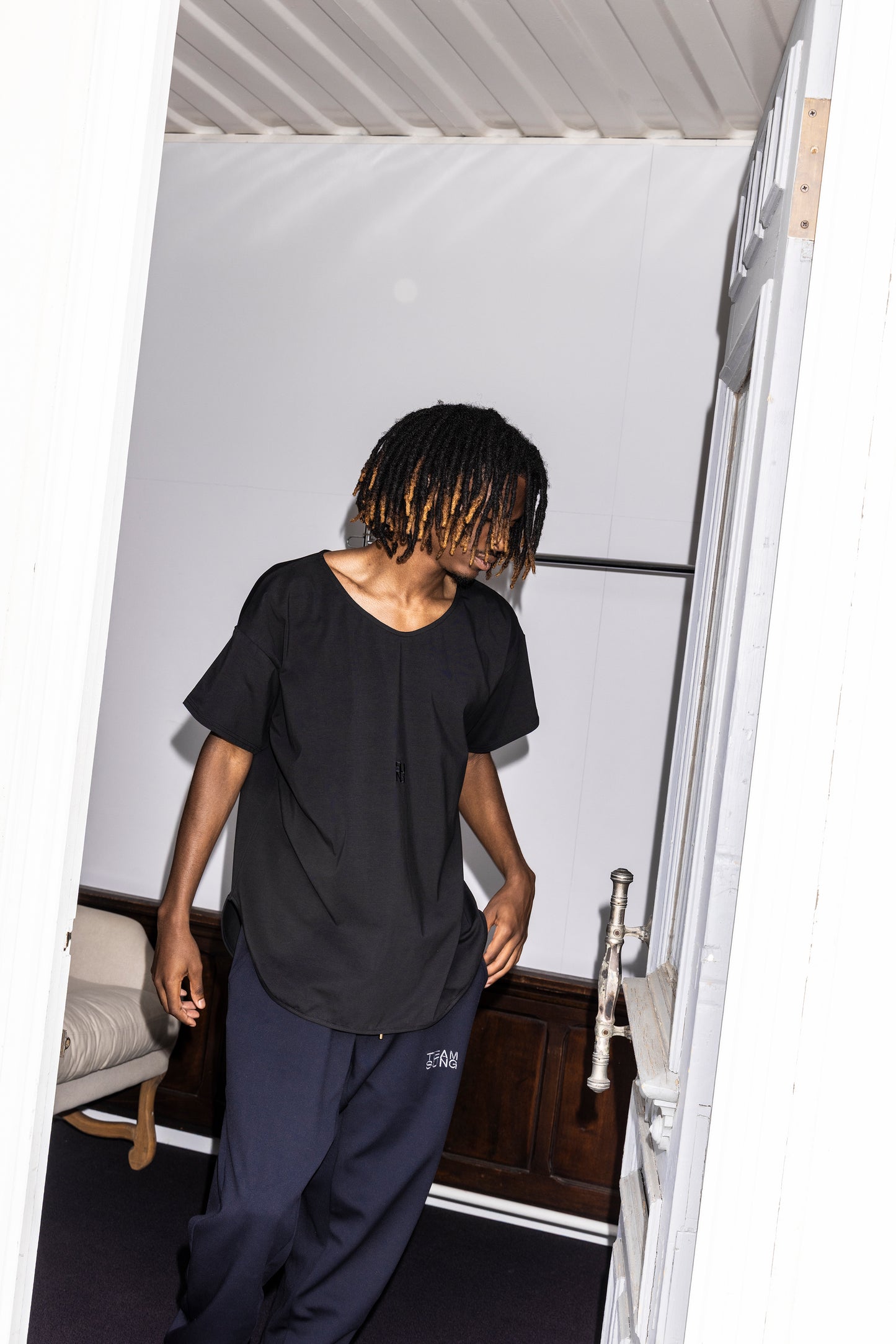 OVERSIZED ACTIVE V-NECK TEE