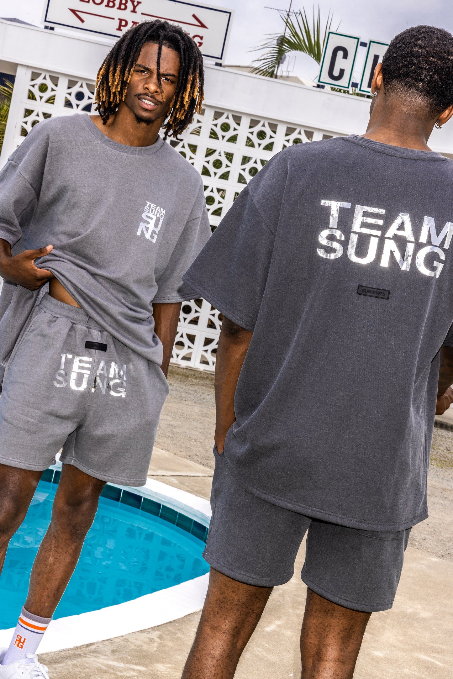 SILVER MARK FADED TEAM TEE