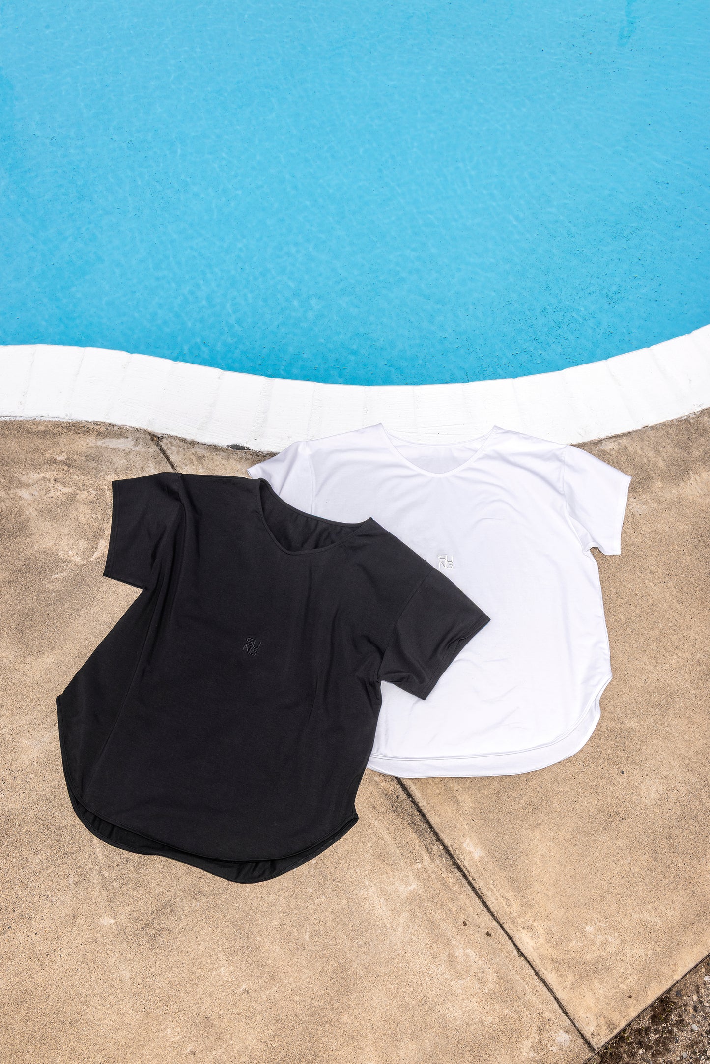 OVERSIZED ACTIVE V-NECK TEE