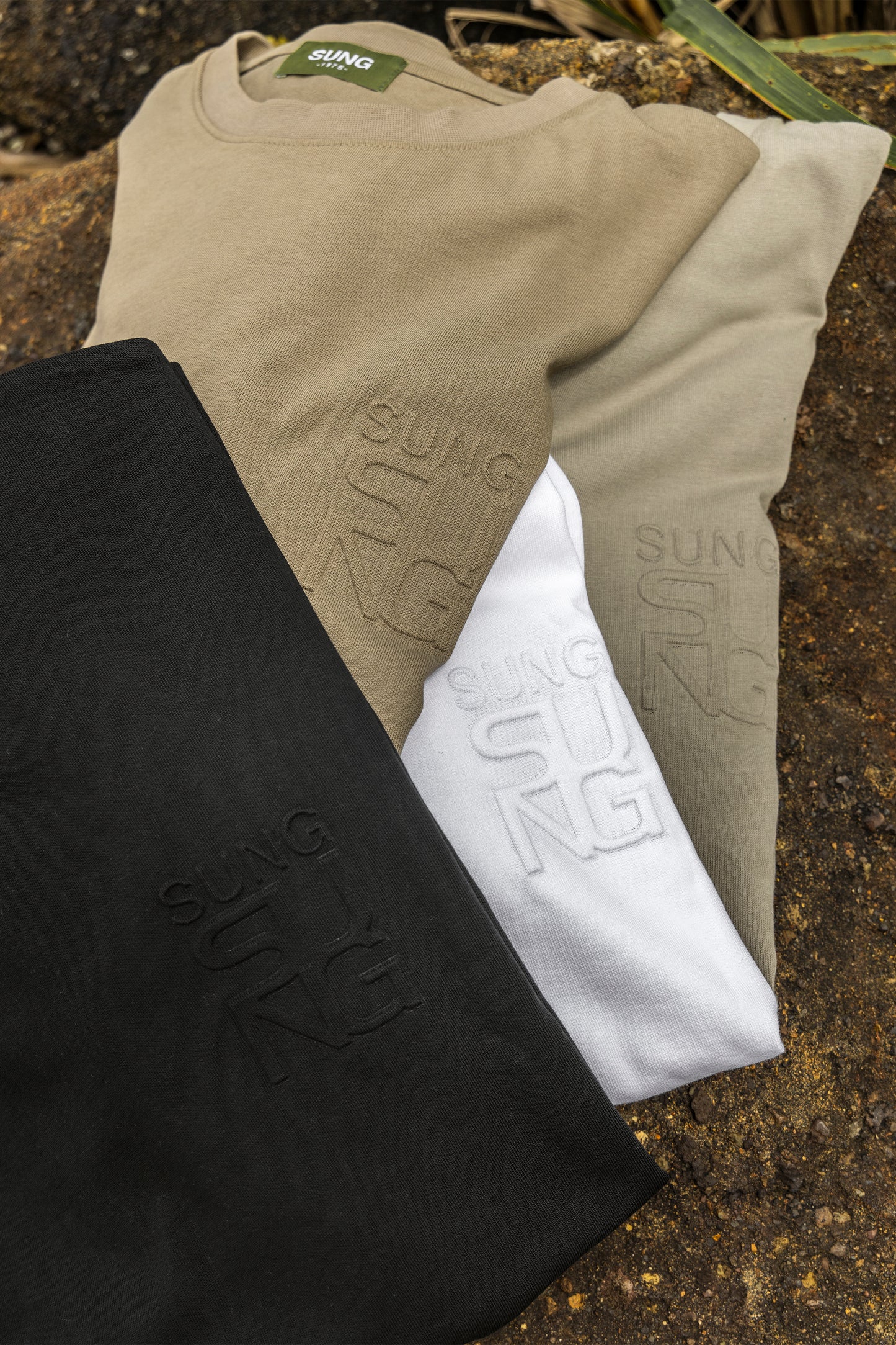 EMBOSS LOGO T-SHIRT