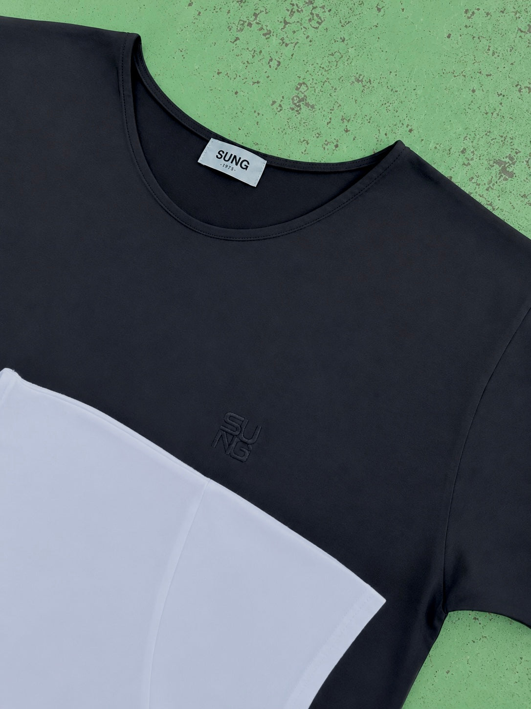 OVERSIZED ACTIVE V-NECK TEE (L/C LOGO)