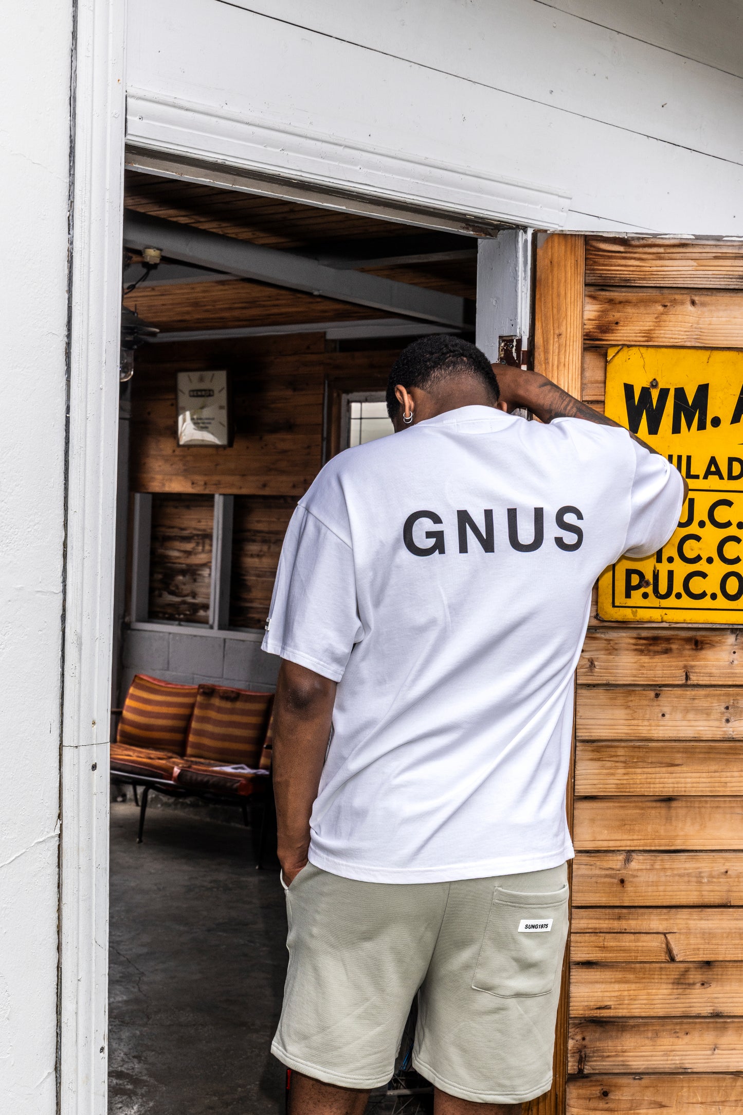 EMBOSS LOGO T-SHIRT
