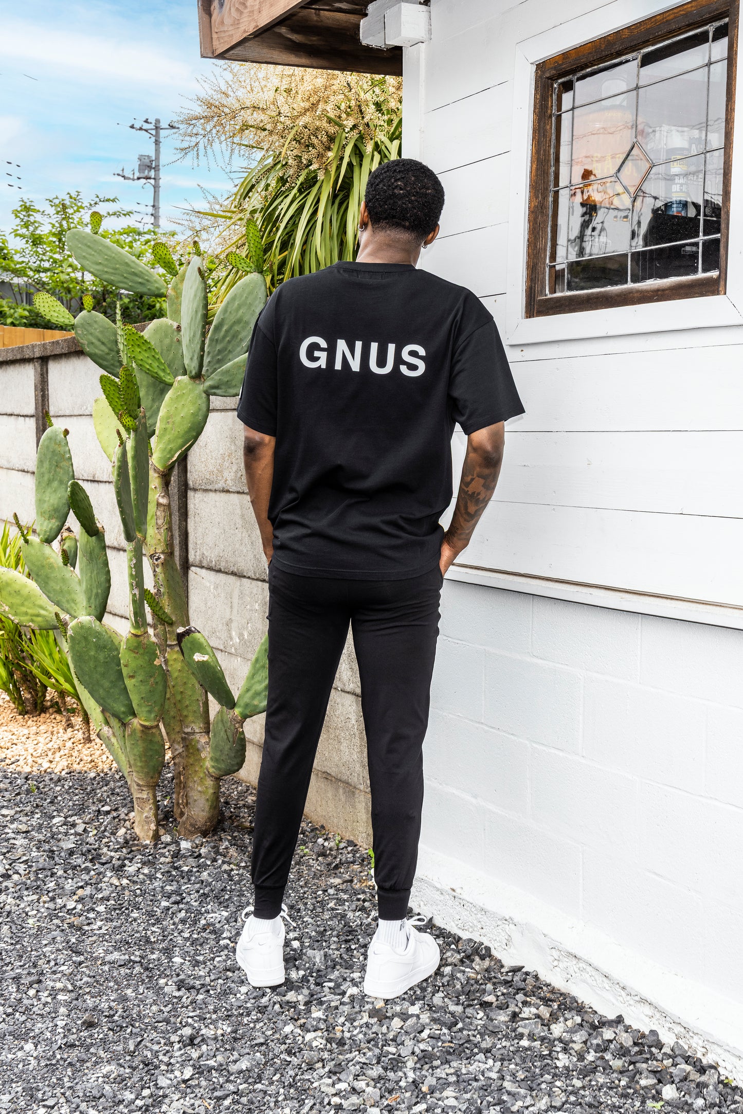 EMBOSS LOGO T-SHIRT