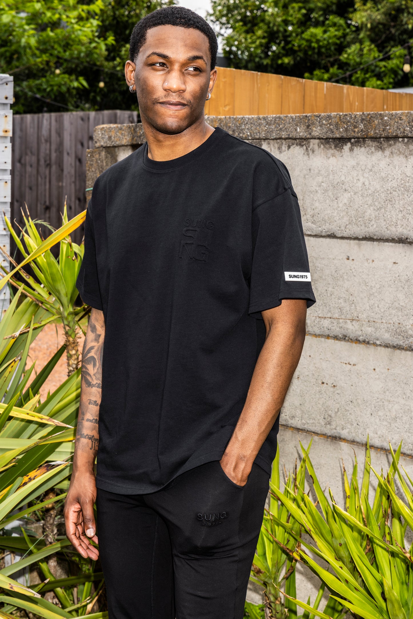 EMBOSS LOGO T-SHIRT