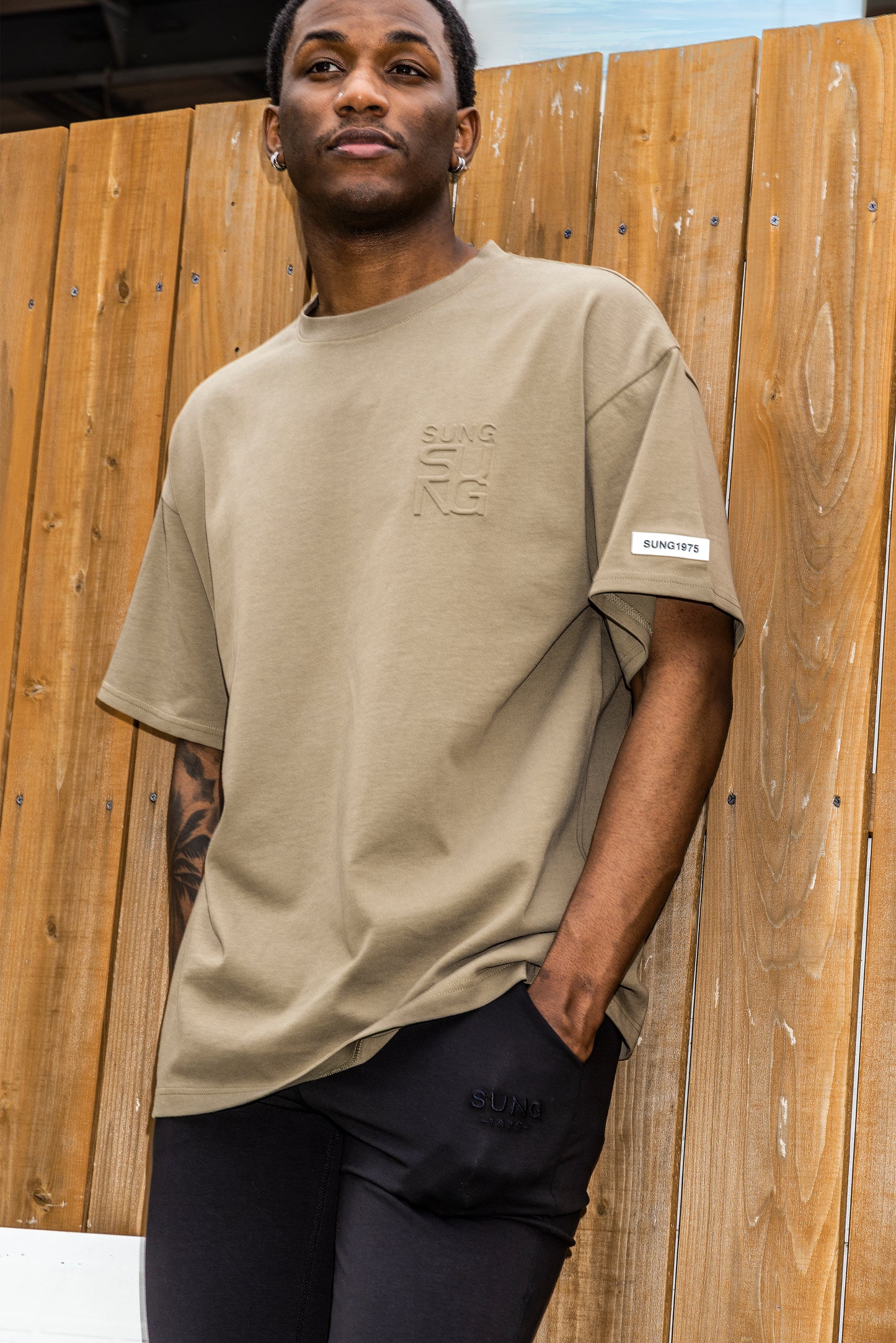 EMBOSS LOGO T-SHIRT