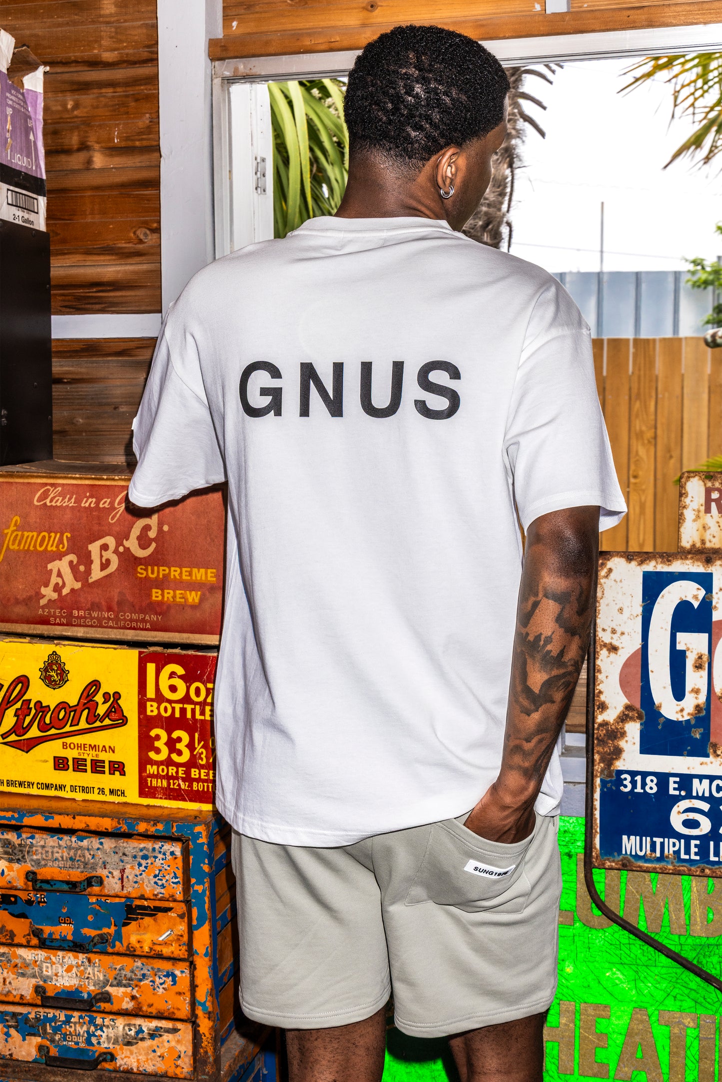 EMBOSS LOGO T-SHIRT