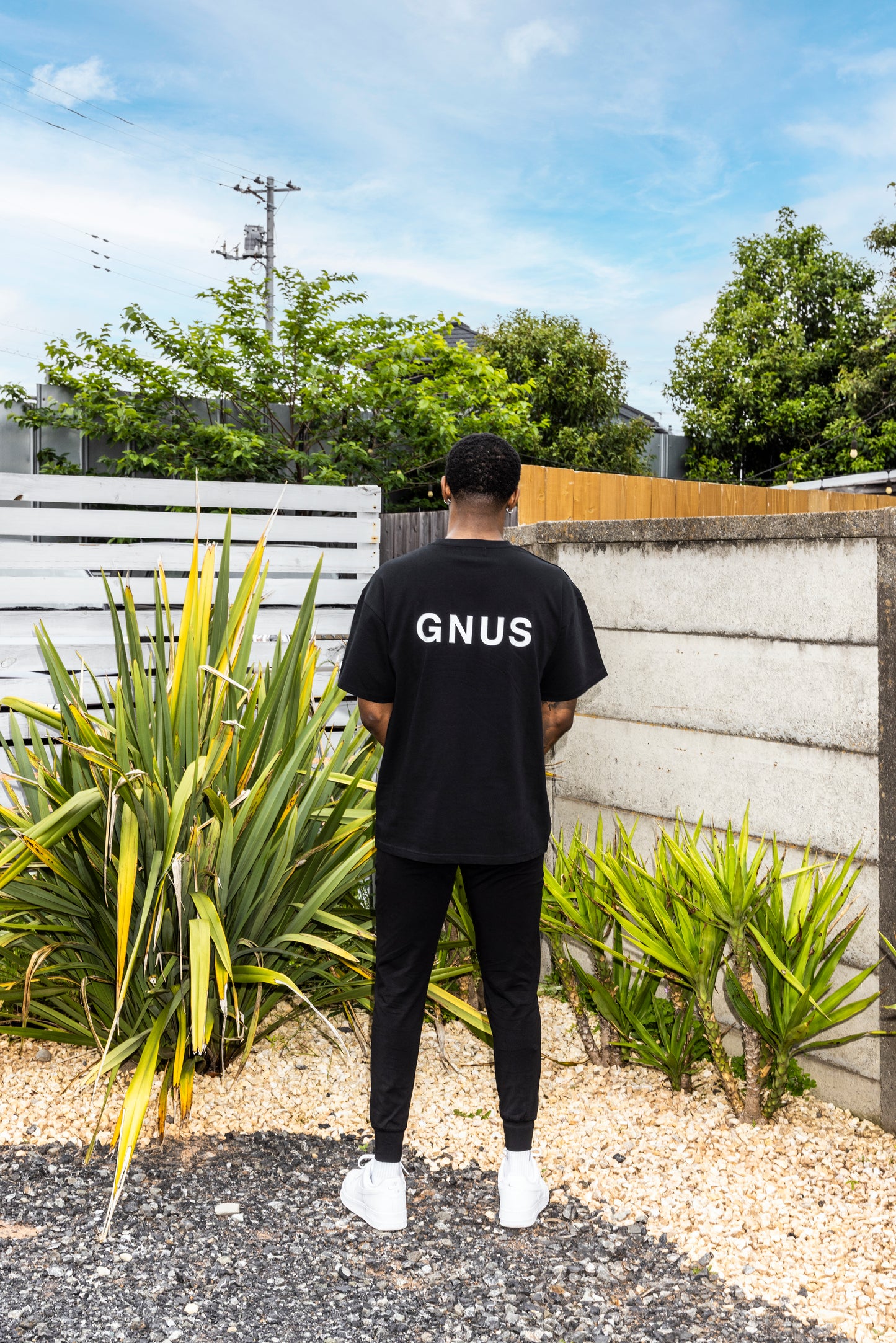 EMBOSS LOGO T-SHIRT