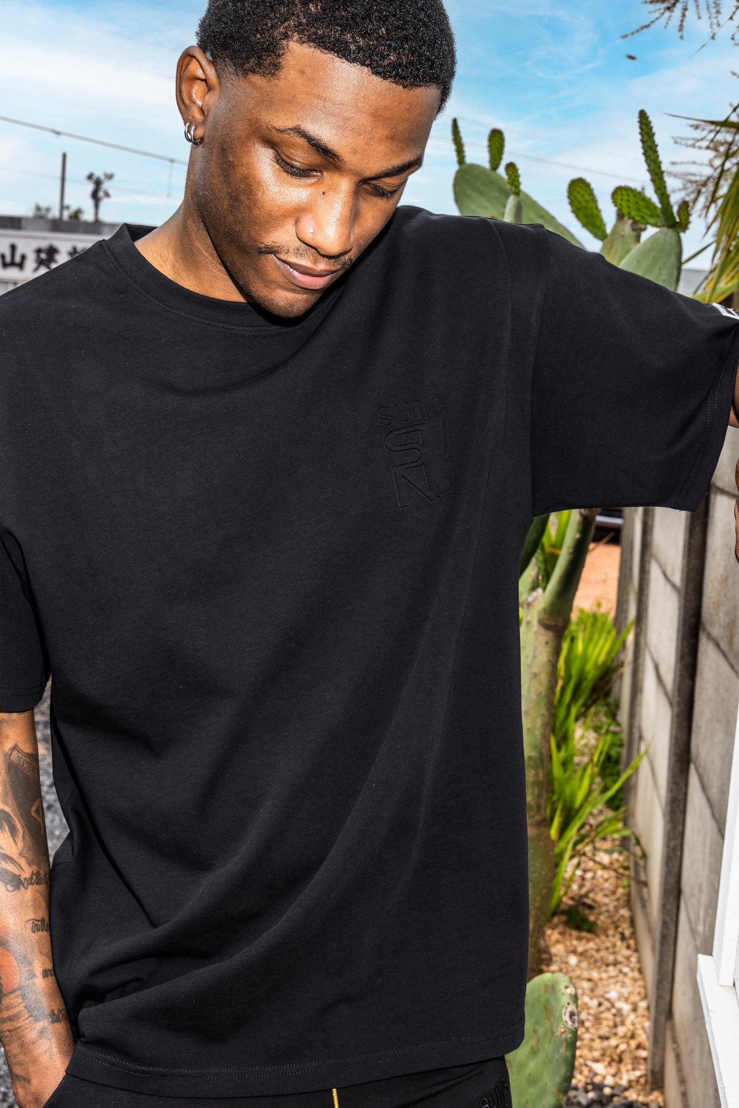 EMBOSS LOGO T-SHIRT